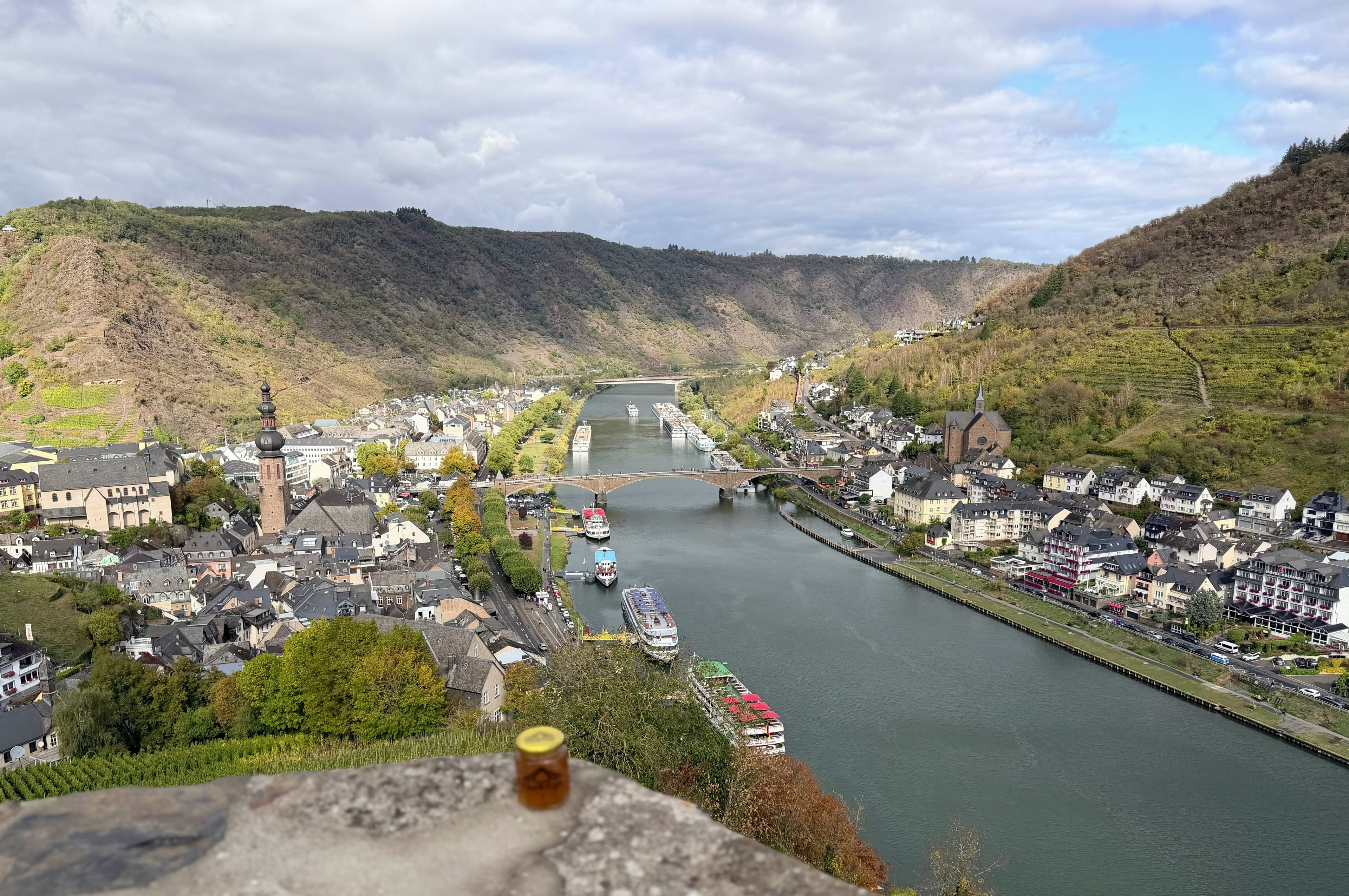 OneKEpp honey jar on a castle wall overlooking the Moselle valley and Cochem town from above