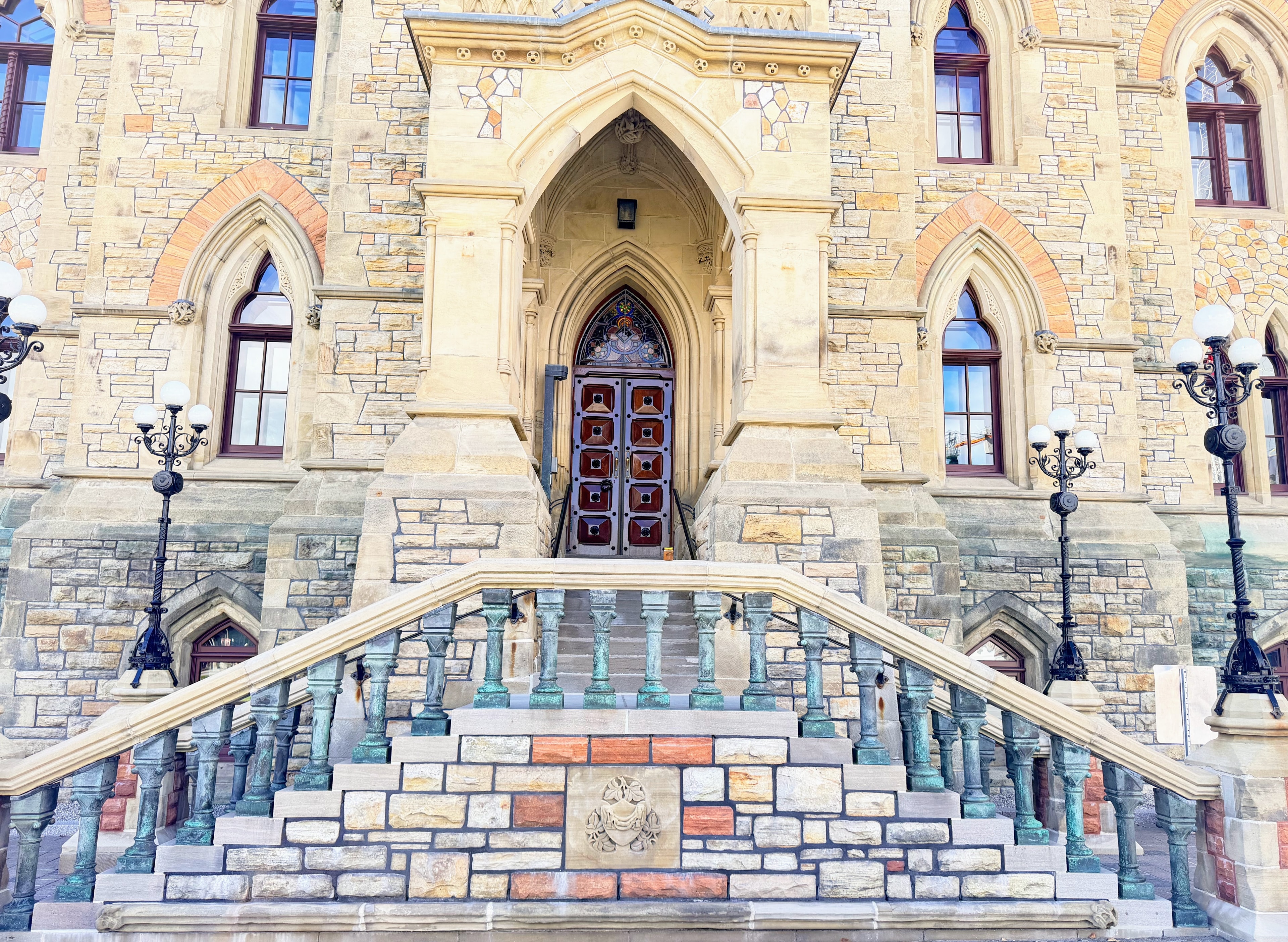 OneKEpp honey jar on the steps of Parliament Hill's East Block